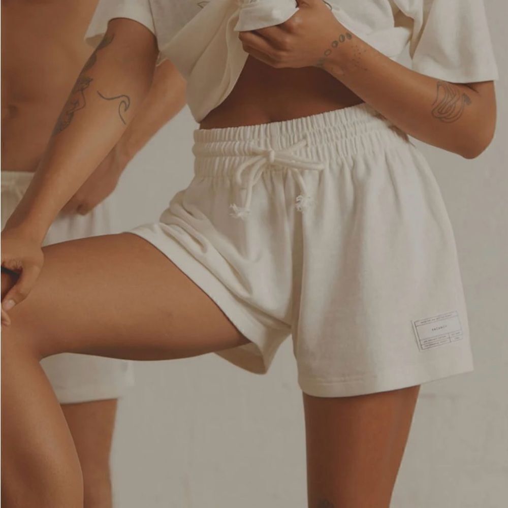 VACANCY The Essential Shorts - Coconut Milk NEW with Tag Size US 4